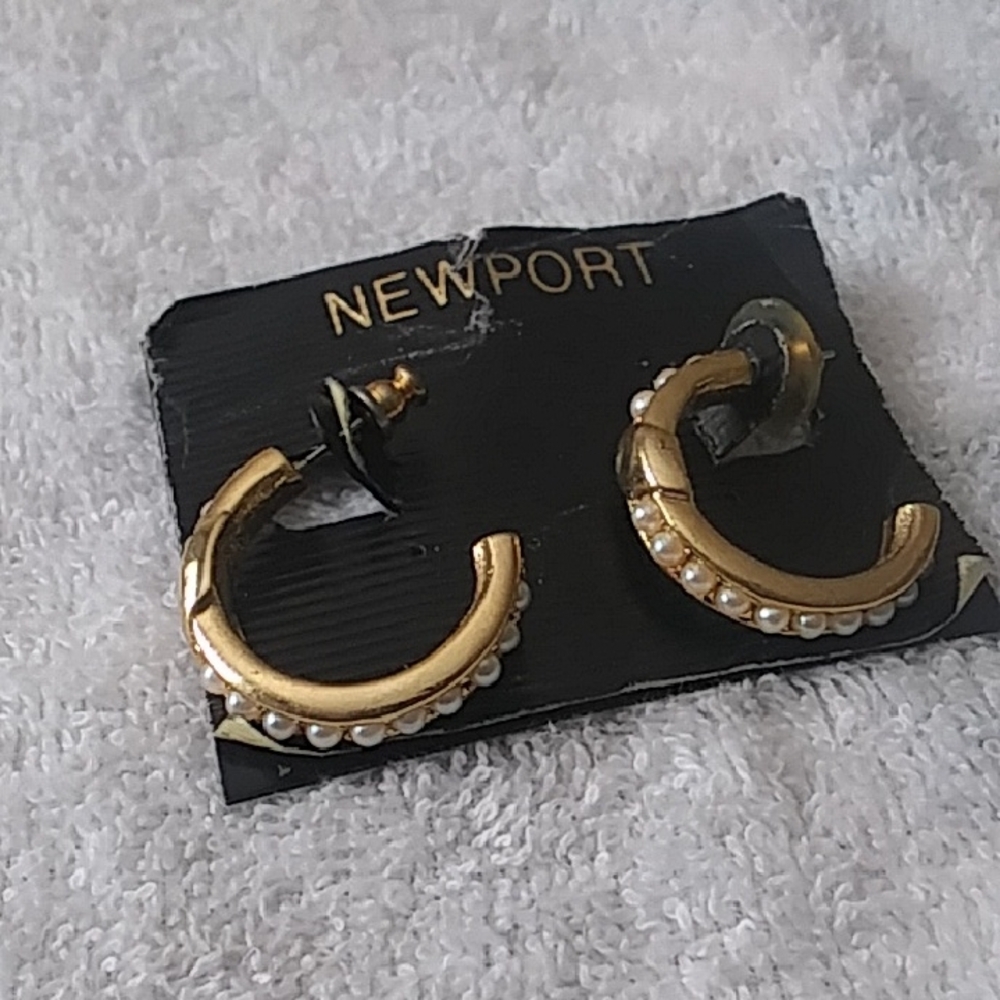 Newport Gold Hoop Earrings with Pearls